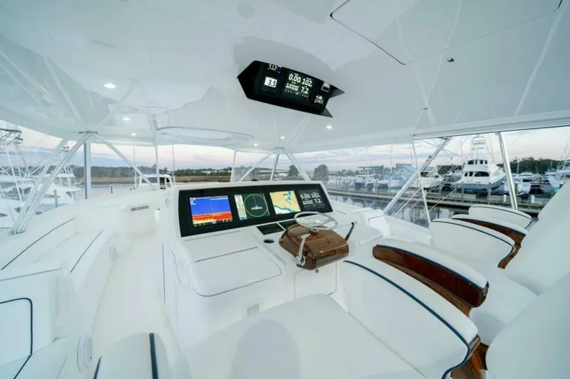 Slide: The Image of Viking 90 Convertible - Helm 2027 Viking 90 Convertible - 6844554