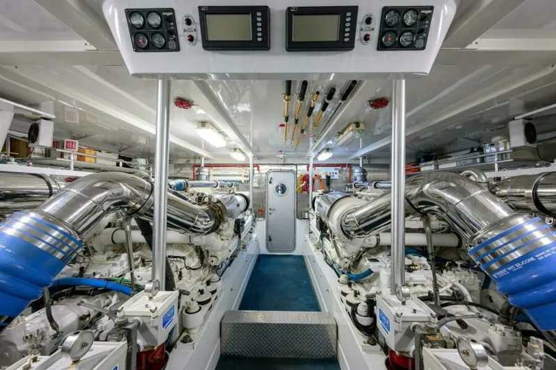Slide: The Image of Sea Force IX 82 Enclosed Bridge 2004 - 7682994