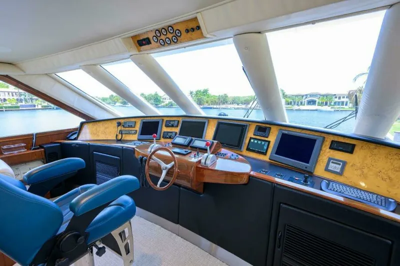 Slide: The Image of Sea Force IX 82 Enclosed Bridge 2004 - 7682983