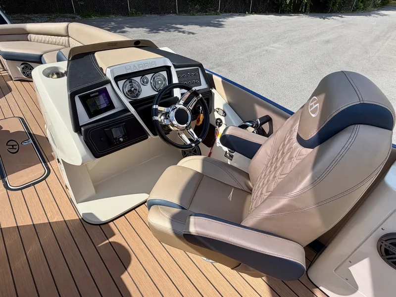 Slide: The Image of Harris Crowne 250 SL Tritoon 2019 - 6847880