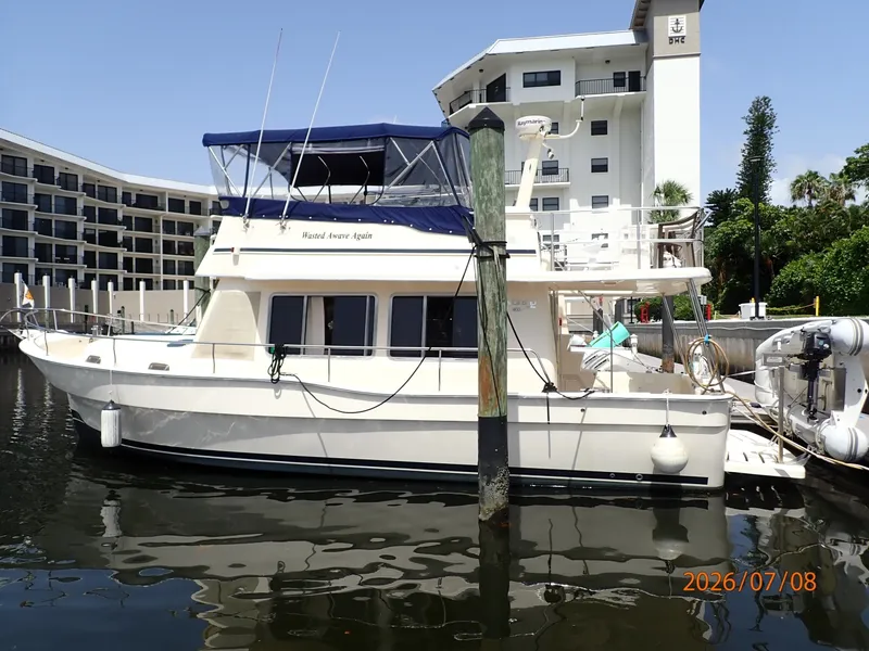 Slide: The Image of 40' Mainship port profile - 6848135