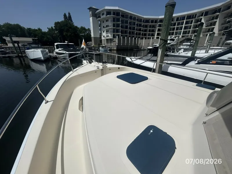 Slide: The Image of 40' Mainship foredeck1 - 6848113