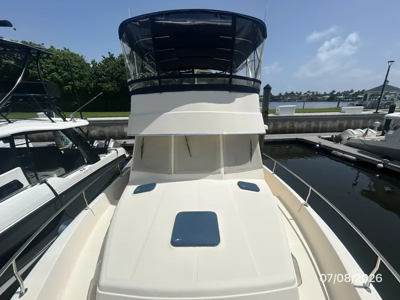 Slide: The Image of 40' Mainship foredeck aft - 6848112