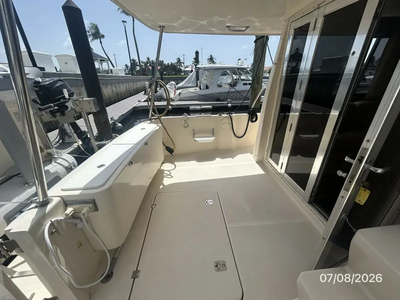 Slide: The Image of 40' Mainship aftdeck port - 6848080