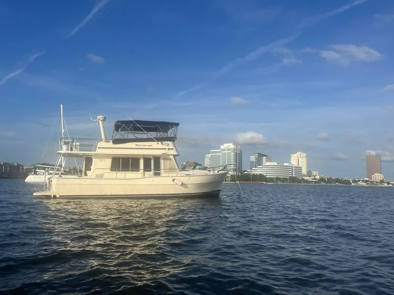 The Image of 40' Mainship starboard profile - 6915932