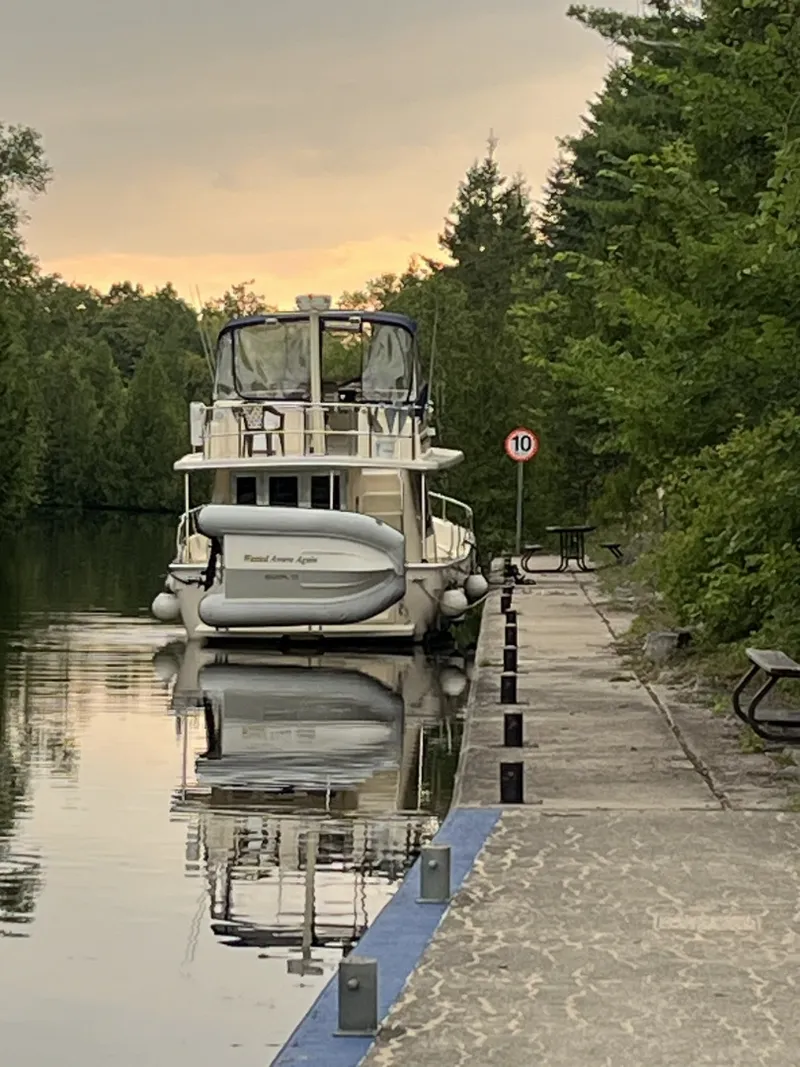 Slide: The Image of 40' Mainship aft profile - 7088136