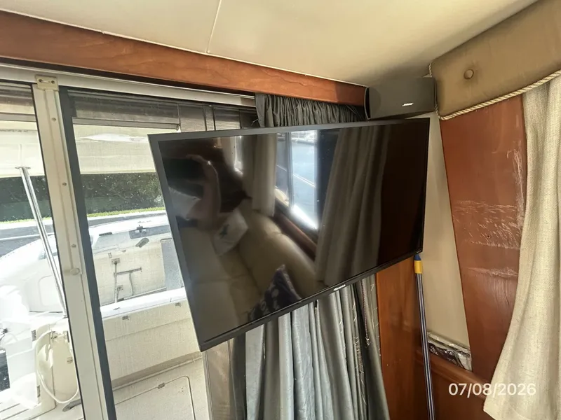Slide: The Image of 40' Mainship salon TV - 6848148