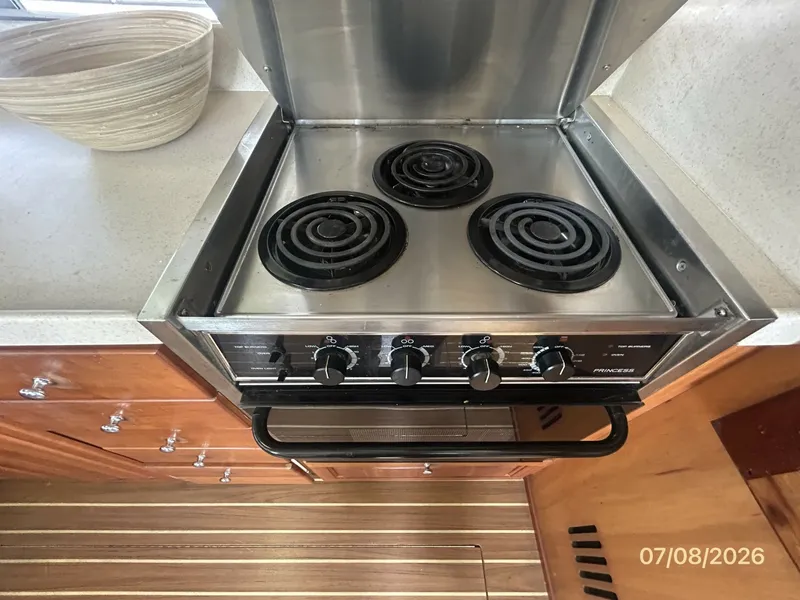 Slide: The Image of 40' Mainship galley cooktop-oven - 6848115