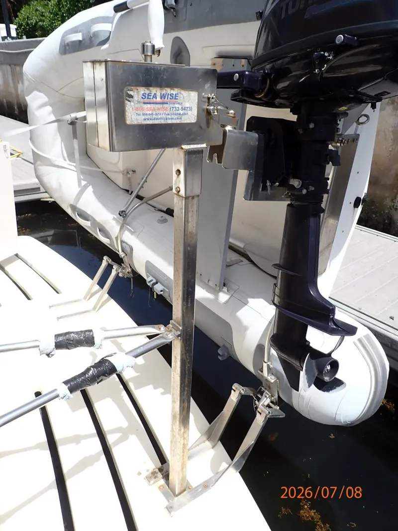 Slide: The Image of 40' Mainship tender davit - 6848171