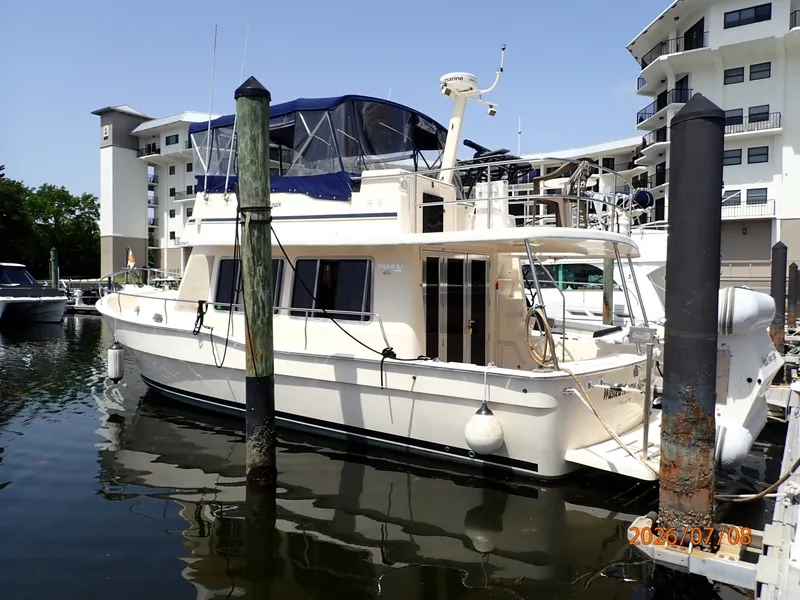 Slide: The Image of 40' Mainship port aft profile - 6848134