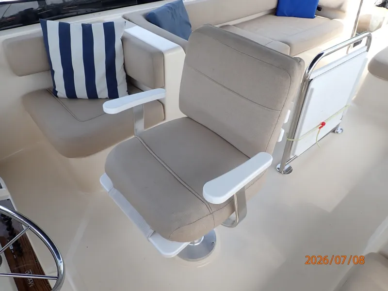Slide: The Image of 40' Mainship flybridge helmseat - 6848103