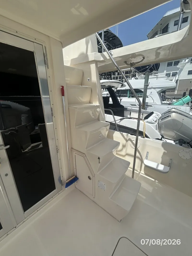 Slide: The Image of 40' Mainship aftdeck-flybridge stairs - 6848084