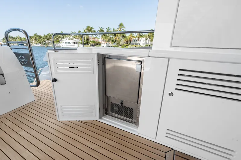 Slide: The Image of Sunseeker 95 Yacht 2024 - 7462884