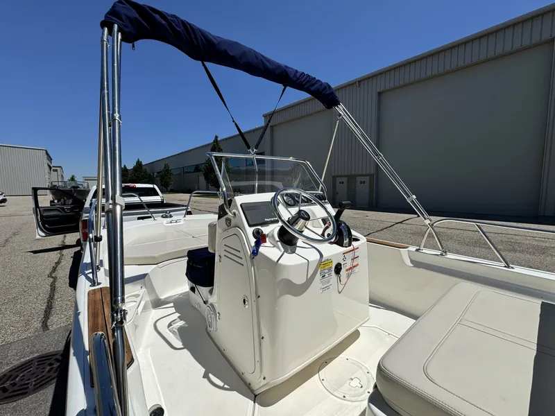Slide: The Image of Boston Whaler 170 Montauk 2018 - 6849315