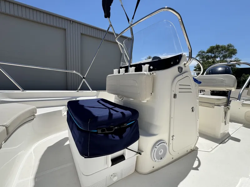 Slide: The Image of Boston Whaler 170 Montauk 2018 - 6849313
