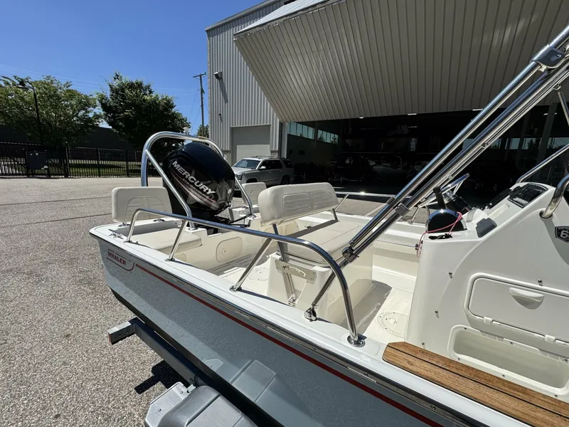 Slide: The Image of Boston Whaler 170 Montauk 2018 - 6849320