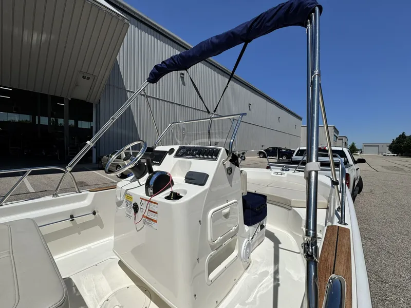 Slide: The Image of Boston Whaler 170 Montauk 2018 - 6849321
