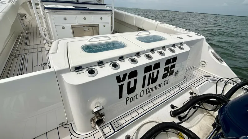Slide: The Image of Cockpit with Livewell and Storage The featured cockpit of the 2018 Hydra-Sports 4200 Siesta showcases a well-equipped fishing area with a prominent livewell at the center. The sleek, non-slip decking provides safety and style, while the integrated storage compartments enhance functionalit - 7030837