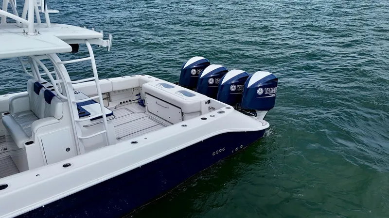 Slide: The Image of Aft Deck with Triple Outboards This image showcases the aft deck of the 2018 Hydra-Sports 4200 Siesta, featuring three powerful Yamaha outboard engines. The spacious deck offers ample space for fishing and entertaining, with a sleek design that emphasizes both functionality and style. - 7030856