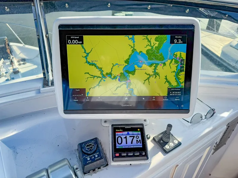 Slide: The Image of DeFever 49 FB helm Garmin MFD - 7404390