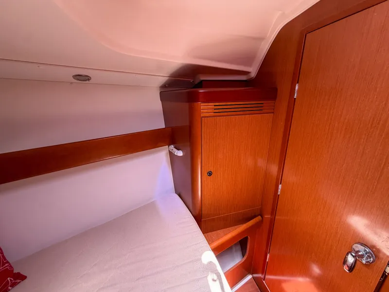 Slide: The Image of Beneteau Oceanis 34 2011 - 6863569