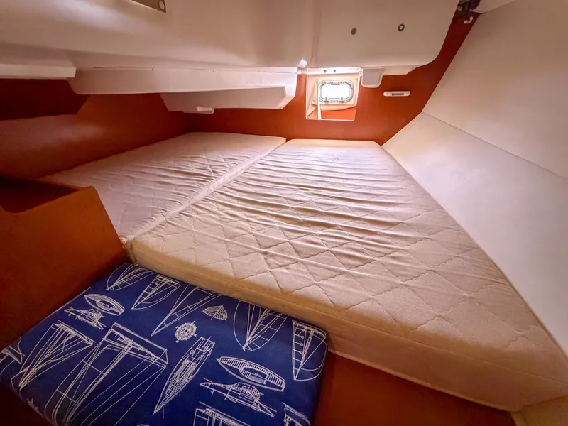 Slide: The Image of Beneteau Oceanis 34 2011 - 6863589