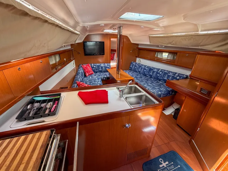 Slide: The Image of Beneteau Oceanis 34 2011 - 6863585
