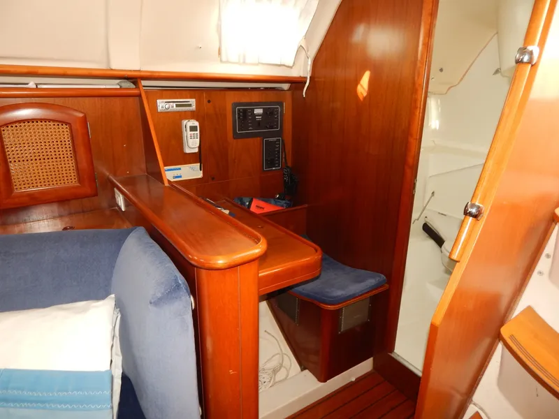 Slide: The Image of Beneteau Oceanis 381 1999 - 6866424