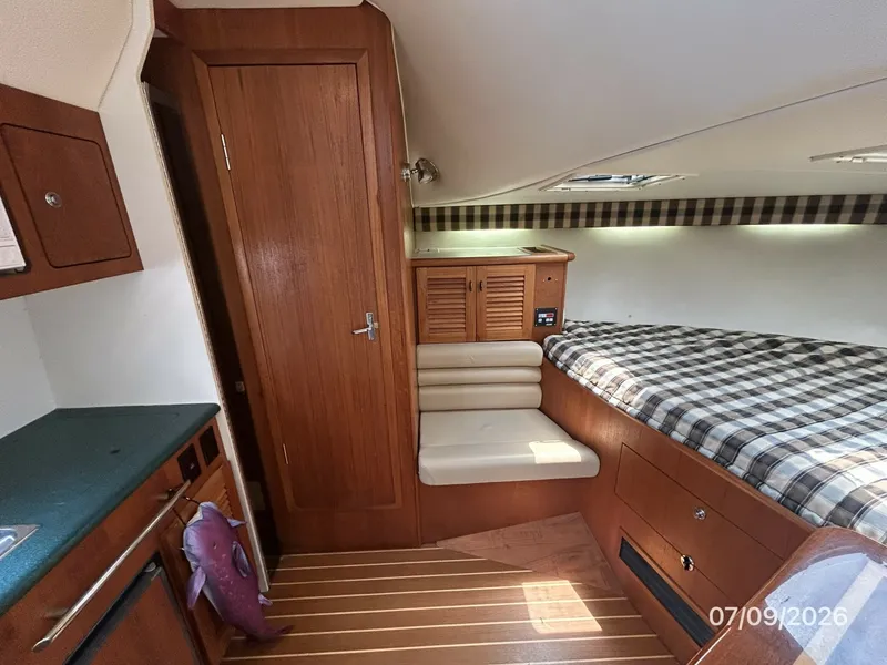 Slide: The Image of 30' Pursuit lower deck port - 6868770