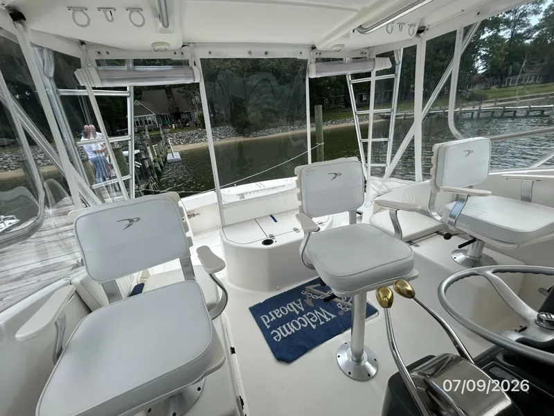 Slide: The Image of 30' Pursuit upper deck aft - 6868789