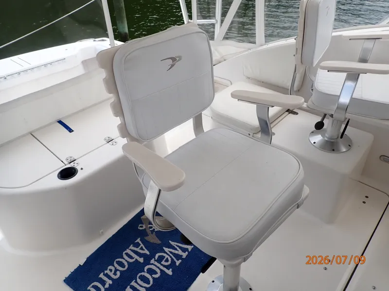 Slide: The Image of 30' Pursuit helmseat - 6868766