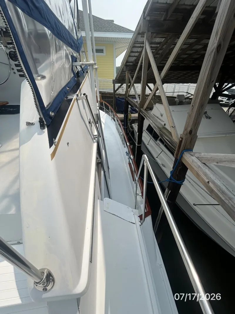 Slide: The Image of 48' Hatteras starboard side deck2 - 6885933