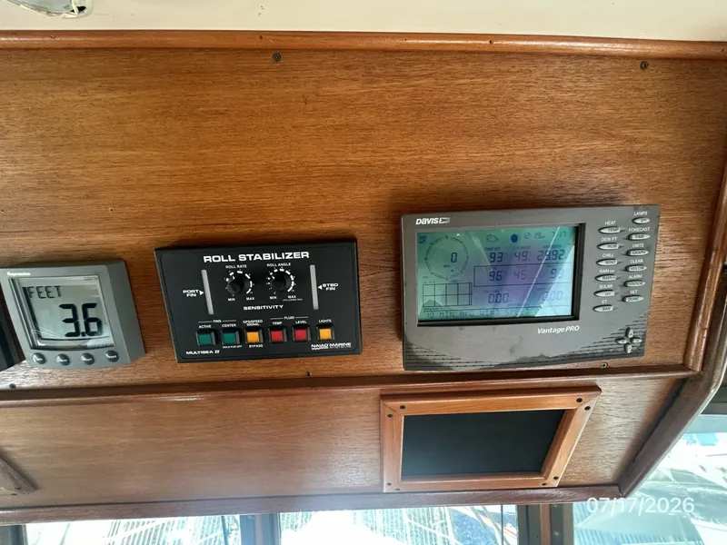 Slide: The Image of 48' Hatteras pilothouse helm electronics3 - 6885900