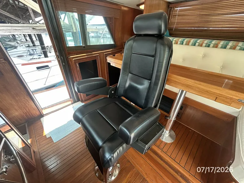 Slide: The Image of 48' Hatteras pilothouse helmseat - 6885904