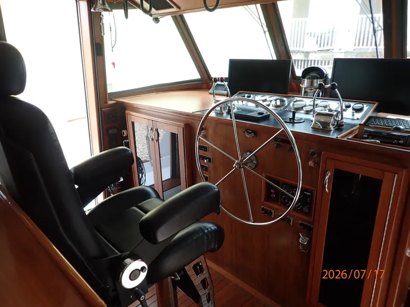 Slide: The Image of 48' Hatteras pilothouse helm2 - 6885903