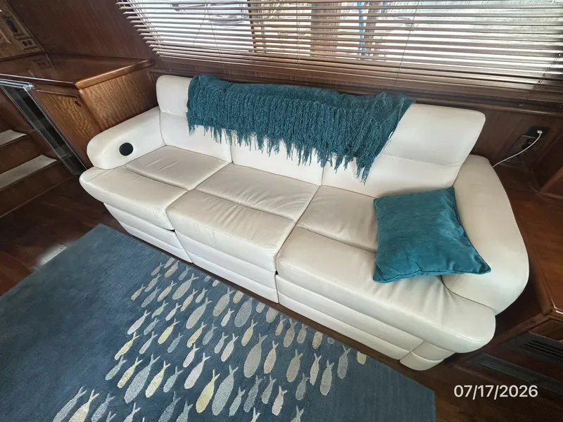 Slide: The Image of 48' Hatteras salon starboard seating - 6885925