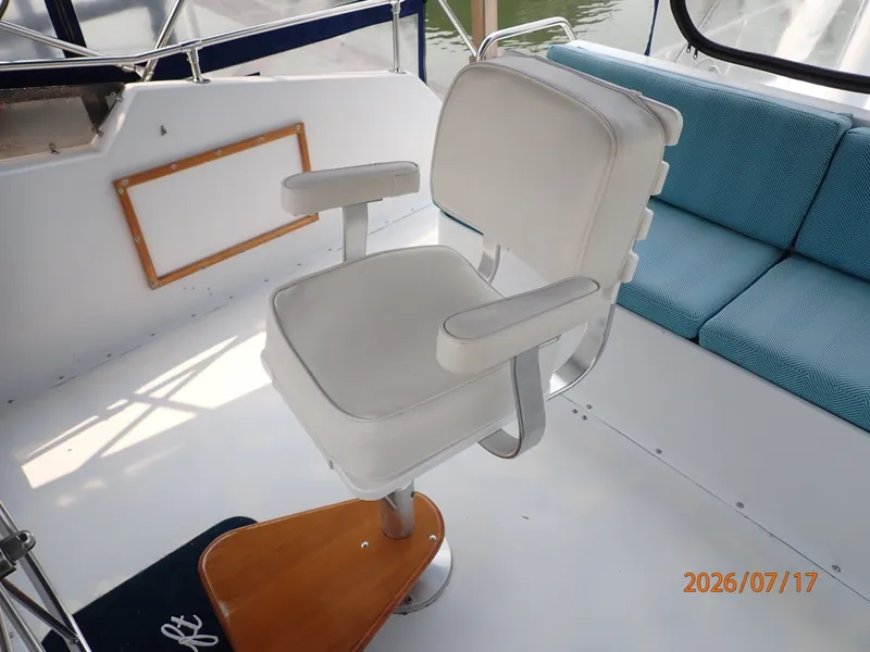Slide: The Image of 48' Hatteras flybridge helmseat - 6885868