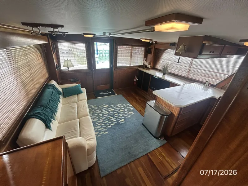Slide: The Image of 48' Hatteras salon aft - 6885919