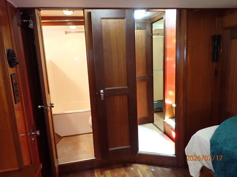 Slide: The Image of 48' Hatteras master stateroom forward - 6885888