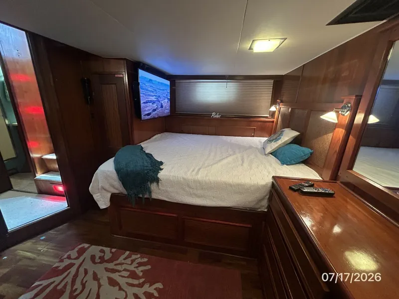Slide: The Image of 48' Hatteras master stateroom starboard - 6885892