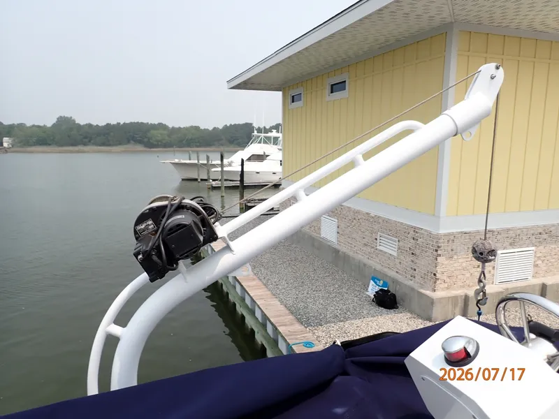 Slide: The Image of 48' Hatteras tender davit - 6885940