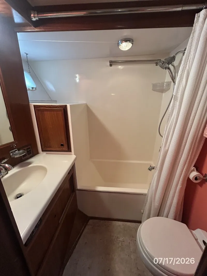 Slide: The Image of 48' Hatteras master stateroom head - 6885889