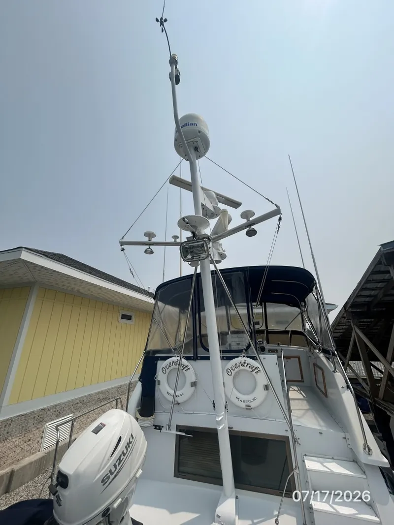Slide: The Image of 48' Hatteras mast - 6885887