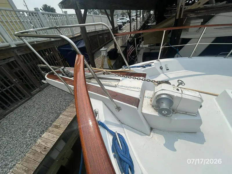 Slide: The Image of 48' Hatteras anchor windlass1 - 6885850