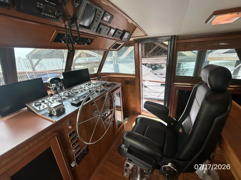 Slide: The Image of 48' Hatteras pilothouse helm1 - 6885901