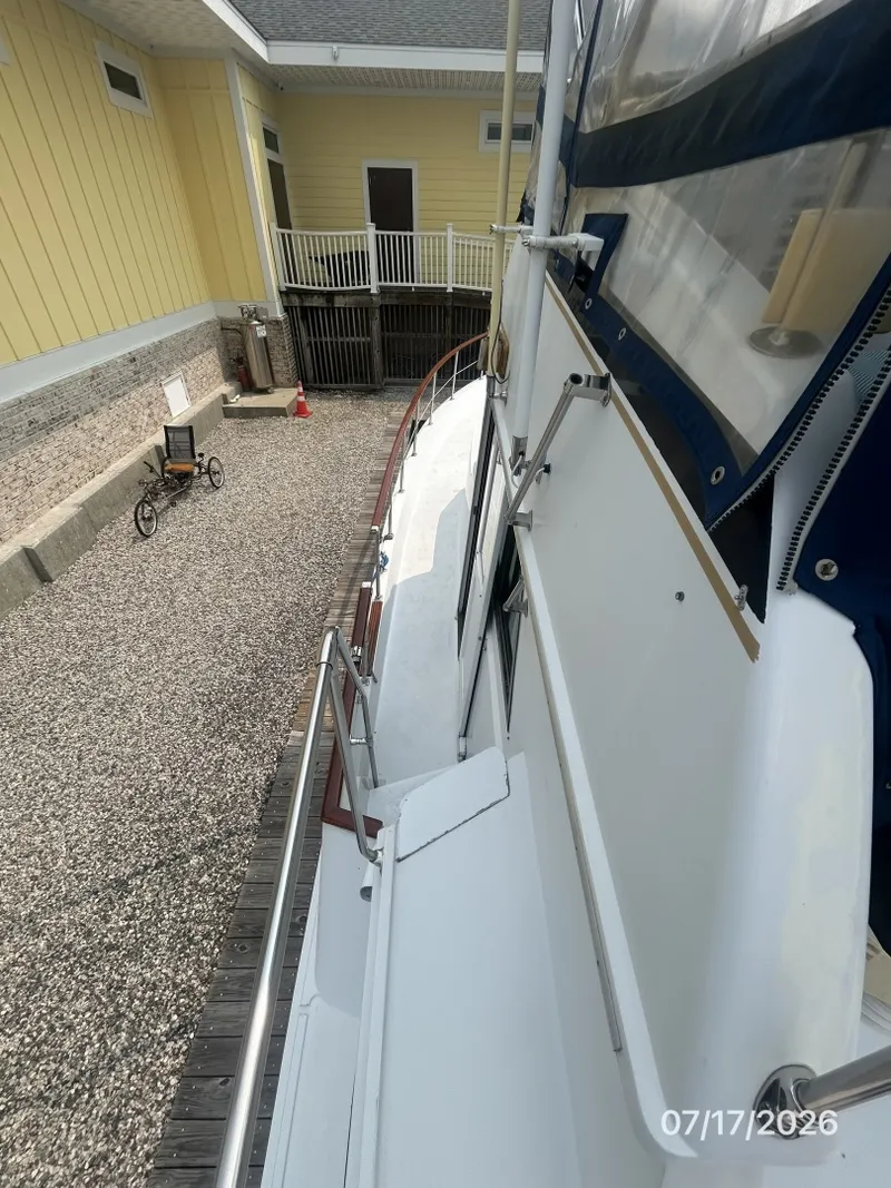 Slide: The Image of 48' Hatteras port side deck2 - 6885917