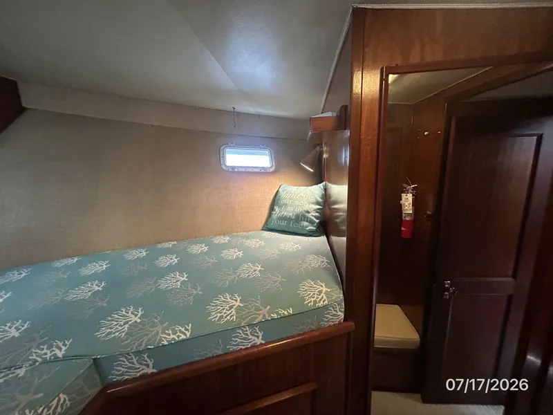 Slide: The Image of 48' Hatteras guest stateroom starboard - 6885883