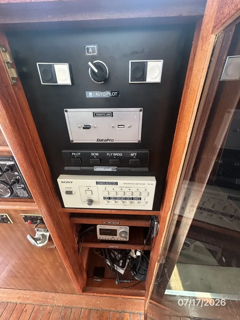 Slide: The Image of 48' Hatteras pilothouse helm panel1 - 6885895