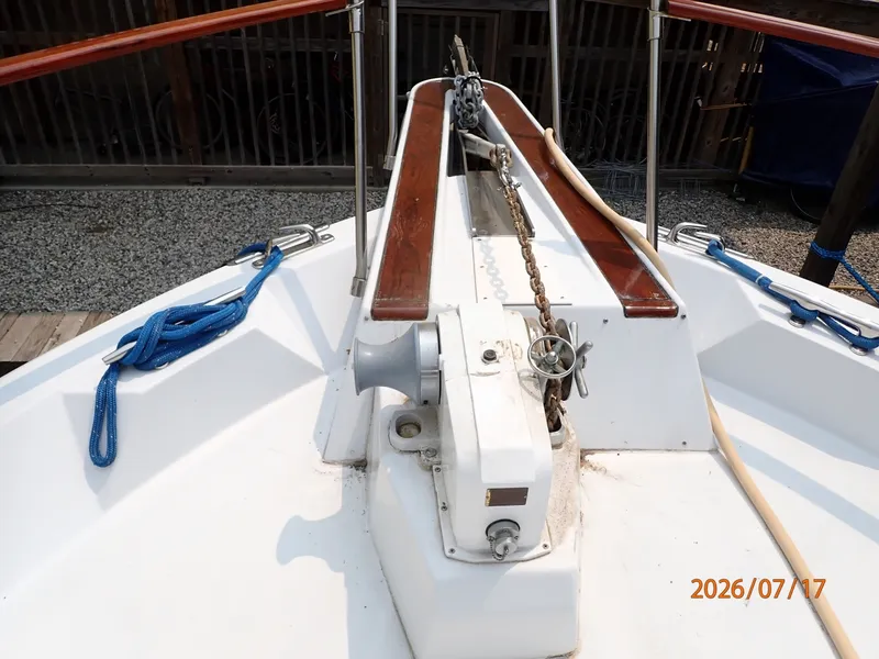 Slide: The Image of 48' Hatteras anchor windlass2 - 6885851