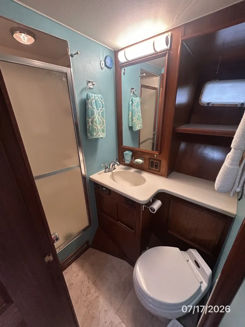 Slide: The Image of 48' Hatteras guest stateroom head - 6885881